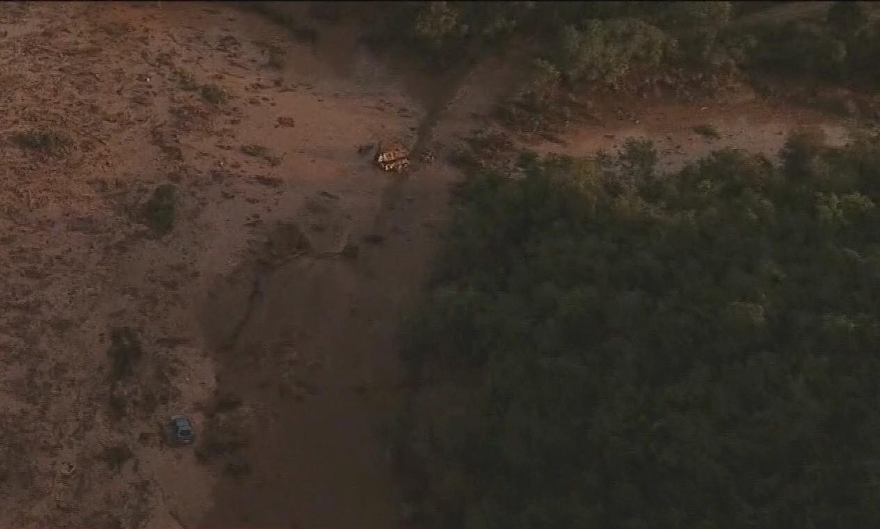 5.nov.2015 - A barragem da mineradora Samarco Fundão, no subdistrito de Bento Rodrigues, distrito de Santa Rita Durão, em Mariana (MG), a 115 km de Belo Horizonte, rompeu por volta das 16h30 desta quinta-feira. De acordo com o Corpo de Bombeiros, pelo menos dez pessoas estão desaparecidas - Reprodução/Globo News
