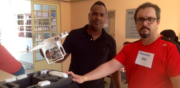 O empresario Fernando Moreno (esq.) mostra o drone que sera utilizado pelos Bombeiros na busca por sobreviventes em Mariana (MG) - Carlos Eduardo Cherem/UOL