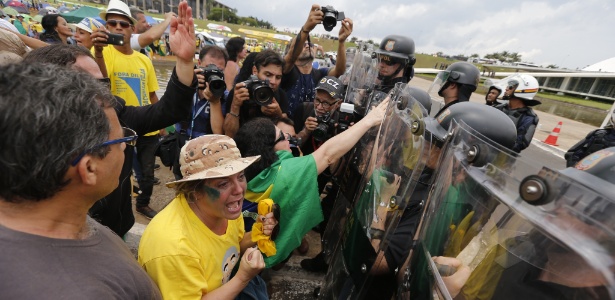 Manifestantes tentam furar bloqueio da PM em torno do Congresso - Pedro Ladeira/Folhapress