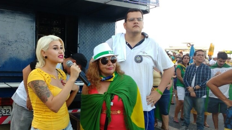Ativista de extrema-direita | Sara Winter deixa cadeia com tornozeleira eletrônica