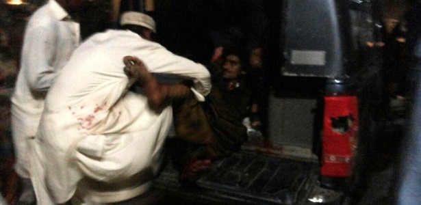 Vítima é socorrida após atentado em templo na cidade de Sehwan, no sul do Paquistão - Xinhua