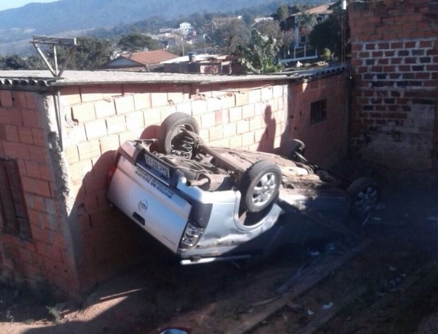 Carro invadiu casa após acidente, e morador se salvou com ida ao banheiro - Divulgação/Defesa Civil
