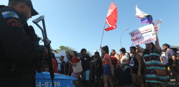 Manifestantes realizaram passeata no entorno do complexo de favelas da Maré, no domingo (18), para cobrar empenho nas investigações sobre a morte de Marielle Franco - Wilton Junior/Estadão Conteúdo