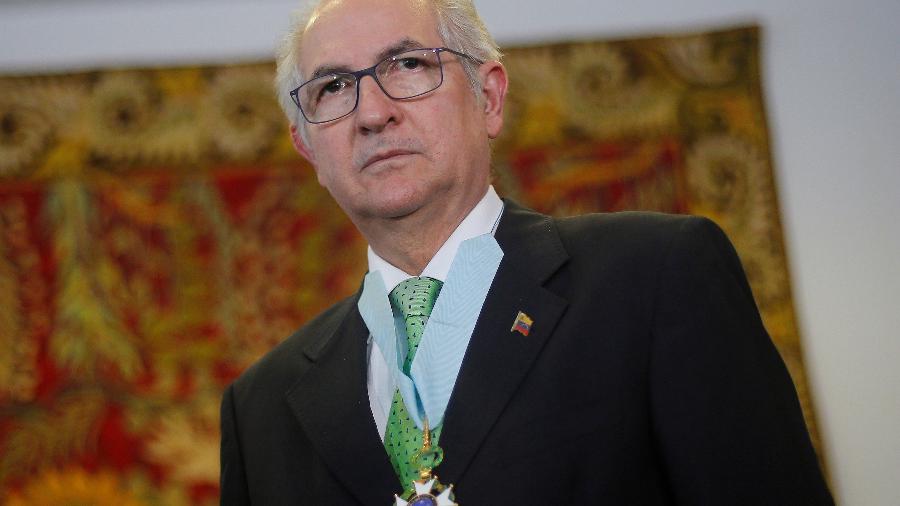 27.abr.2018 - Antonio Ledezma, ex-prefeito de Caracas, recebe a Ordem Nacional do Cruzeiro do Sul