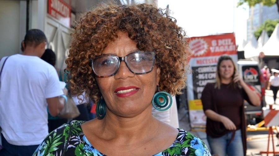 Edna Teixeira, de 58 anos, passou 11 horas na fila do Mutirão do Emprego, mas não conseguiu um trabalho - Felipe Souza/BBC News Brasil