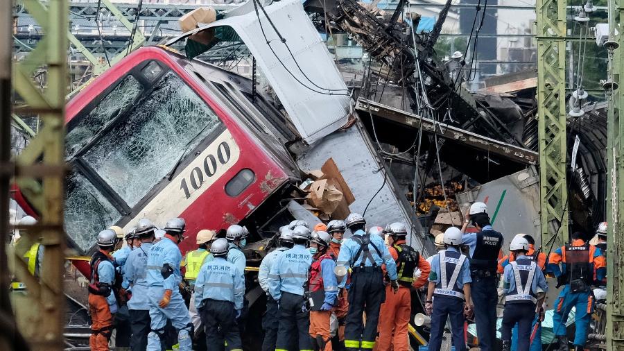 Trem viajava a cerca de 120 Km/h quando bateu em um caminhão que cruzava o trilho - Kazuhiro Nogi/AFP