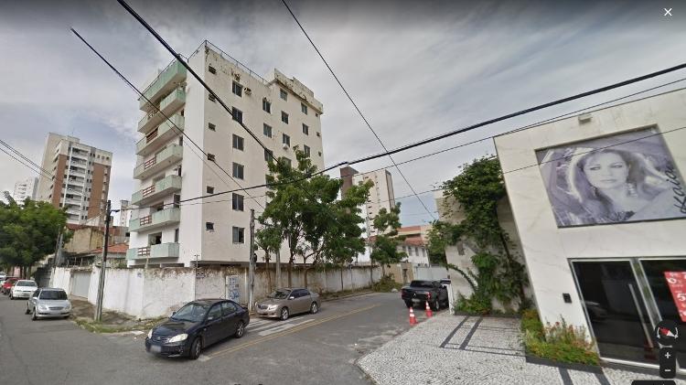 Imagens mostram região do prédio que desabou; à direita, está uma loja de roupas que foi atingida pelos escombros - Google Street View