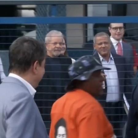 Resultado de imagem para Lula deixa carceragem da PF em Curitiba