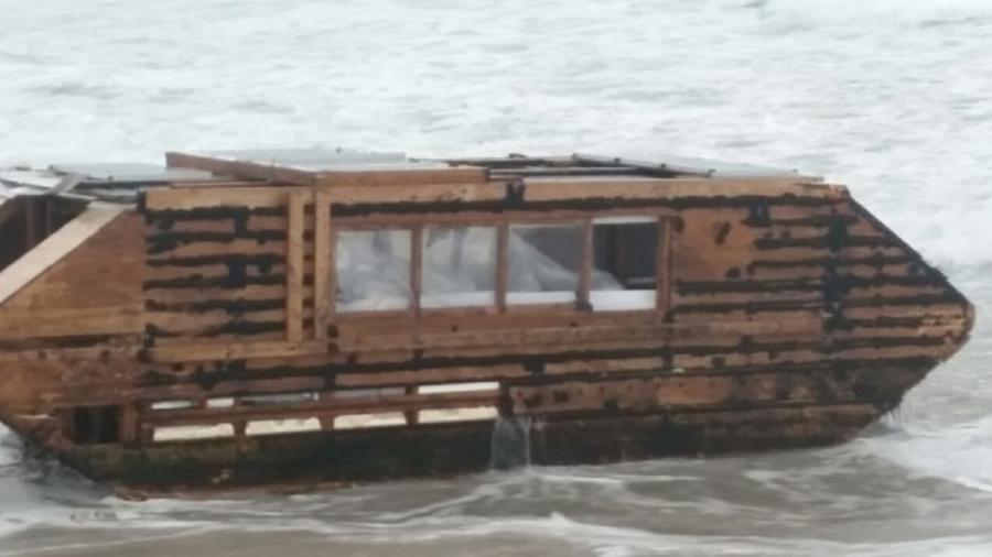 Barco feito de madeira e com painéis solares viajou 3 mil km do Canadá à Irlanda - Divulgação/Ballyglass Coast Guard Unit