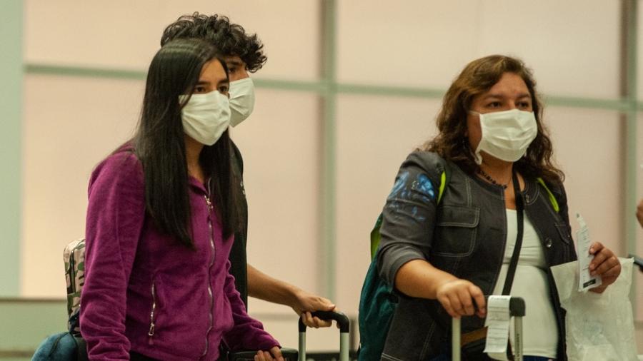 Coronavírus: Passageiros usando mascaras respiratórias em desembarque - Allan Carvalho/Agif/Estadão Conteúdo