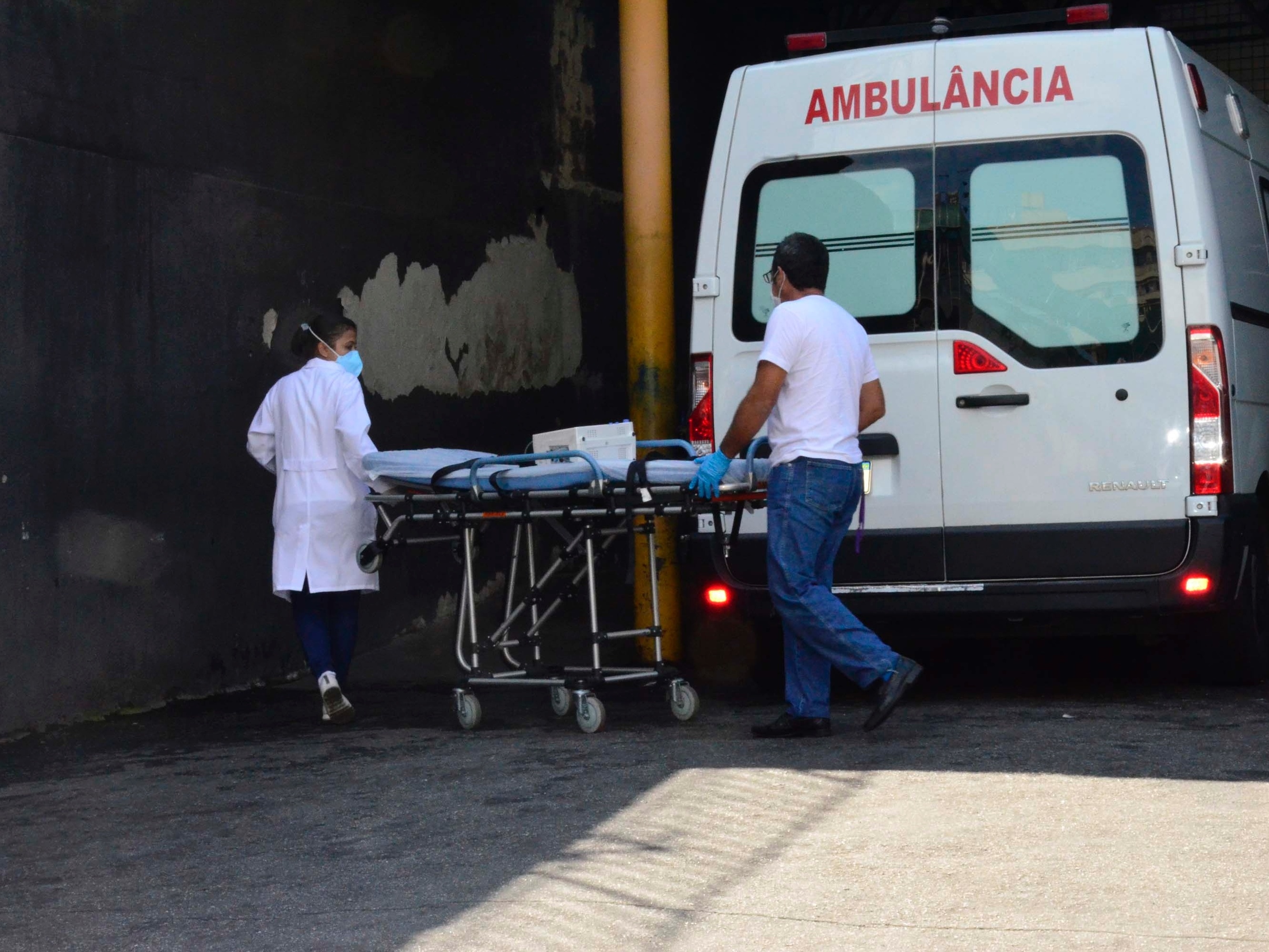 Com 70% de emergências lotadas, Rio tem fila por UTI de pacientes com covid-19