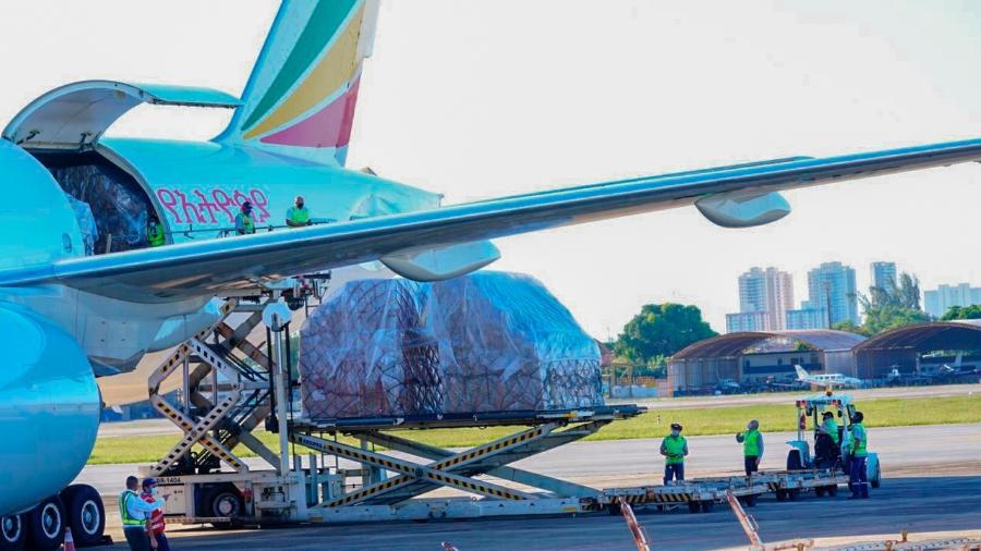 18.mai.2020 - Avião com o carregamento de respiradores no Aeroporto de Fortaleza - Carlos Gibaja/Divulgação