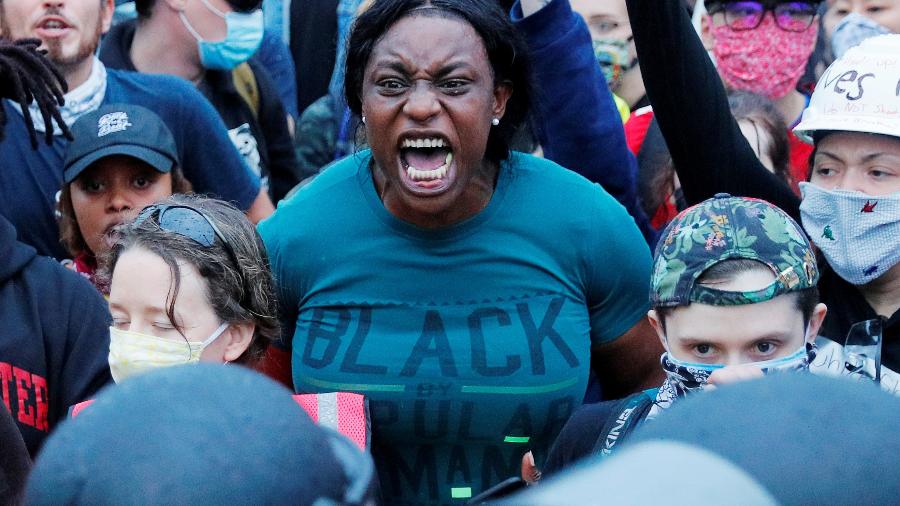 Uma manifestante reage durante um protesto após a morte de George Floyd, em Boston, Massachusetts - BRIAN SNYDER/REUTERS