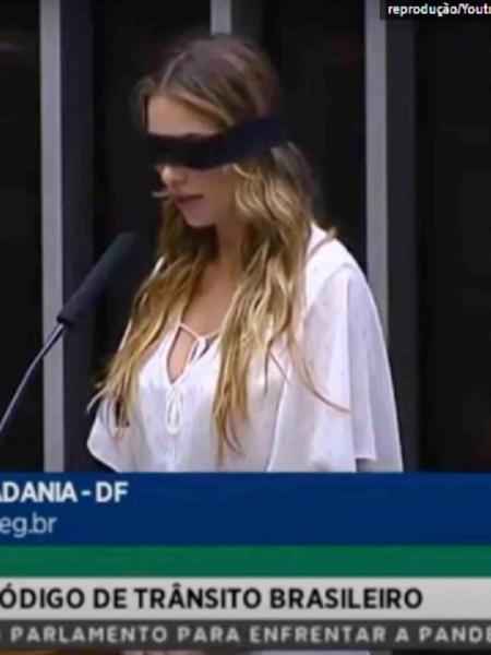 Paula Belmonte leu um discurso com olhos vendados em tribuna no plenário da Câmara - Reprodução/TV Câmara/YouTube