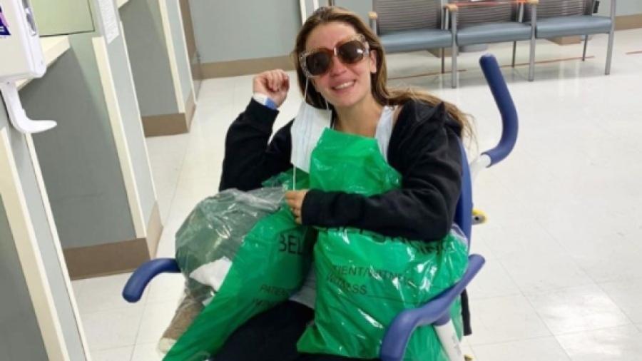 Marta Bustos no dia em que deixou o hospital; as córneas da jovem foram queimadas com a soda cáustica - Reprodução/Instagram