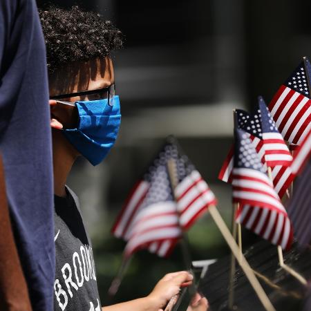 4.jul.2020 - Garoto de máscara próximo ao Memorial do 11 de Setembro, em Nova York, nos Estados Unidos - Spencer Platt/Getty Images/AFP