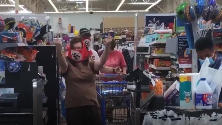 Casal é flagrado usando máscaras nazistas em supermercado - Reprodução