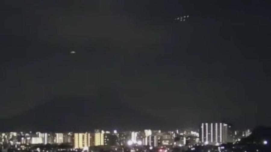 Supostos OVNIs são vistos perto de vulcão, no Japão - Reprodução/YouTube