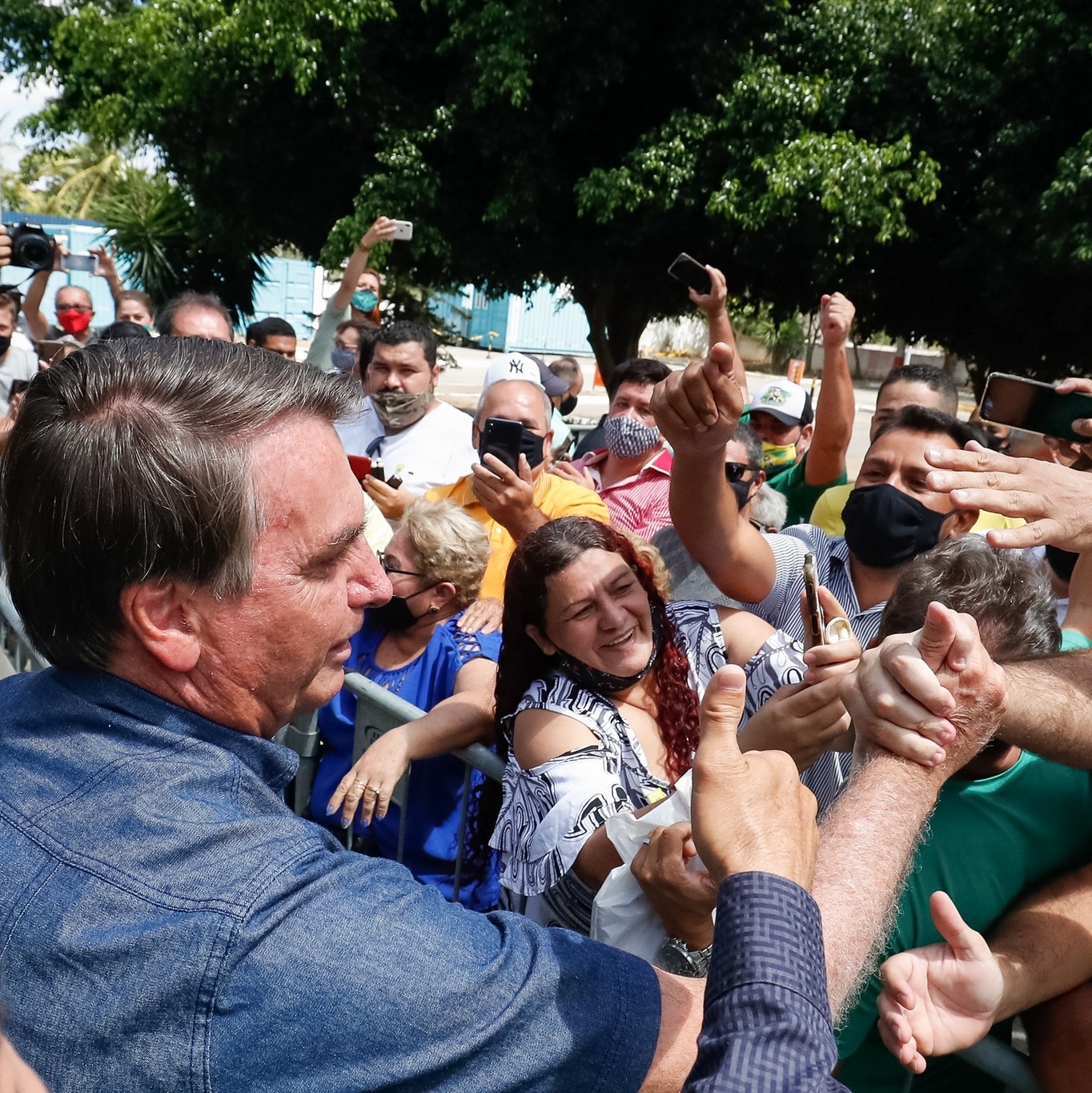 Sem máscara, Bolsonaro joga sinuca e provoca aglomeração no Ceará