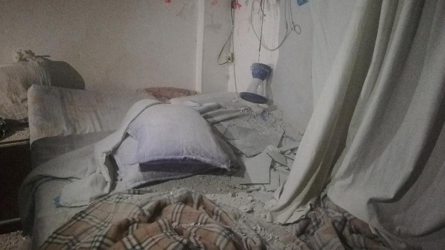 Danos dentro de um quarto após os ataques na região portuária de Latakia, na Síria - Sana/Reuters