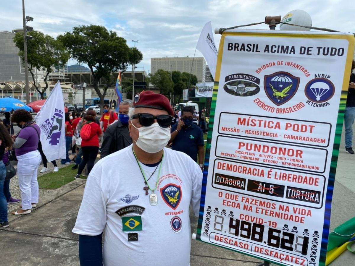 Manifestantes se mobilizam na avenida Presidente Vargas, centro do Rio, para ato contra o presidente Jair Bolsonaro - Herculano Barreto Filho/UOL
