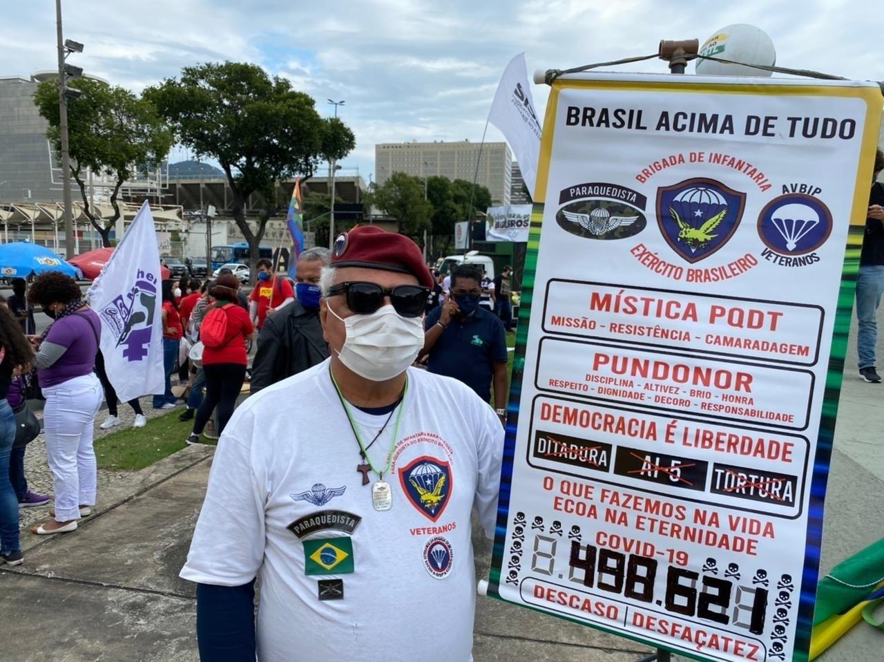 Manifestantes se mobilizam na avenida Presidente Vargas, centro do Rio, para ato contra o presidente Jair Bolsonaro - Herculano Barreto Filho/UOL