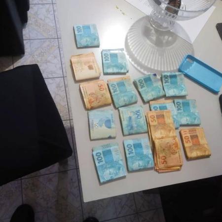 R$ 14 mil foram encontrados no cumprimento de mandado de busca na casa de um dos investigados - Reprodução/Instagram/pfsaopaulo
