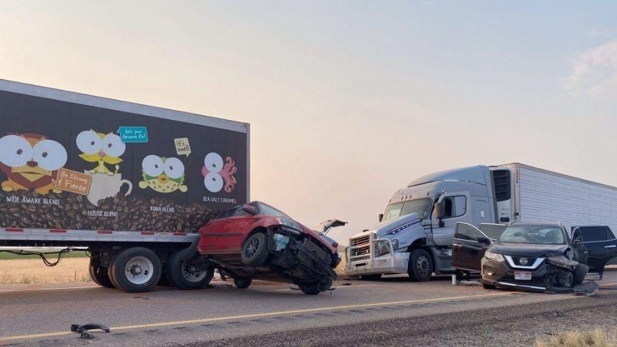 Cerca de 20 veículos se envolveram em acidente - Reprodução/Patrulha Rodoviária de Utah