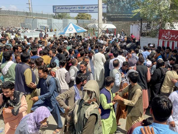 17.ago.2021 - Área externa do Aeroporto Internacional de Cabul, no Afeganistão - REUTERS