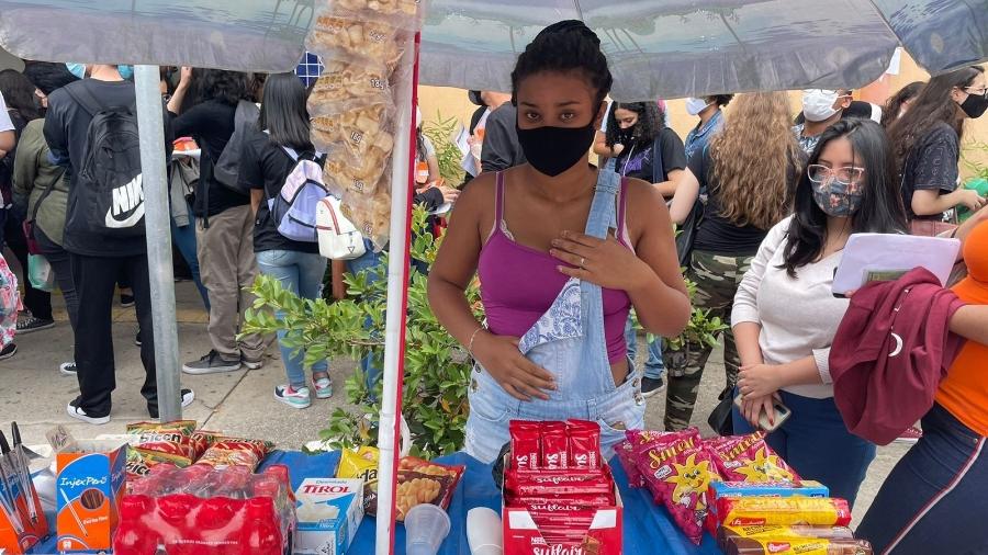 Ana Luísa Silva, 16, vende produtos na porta da Unip da Barra Funda, na zona oeste de SP - Letícia Mutchnik/UOL
