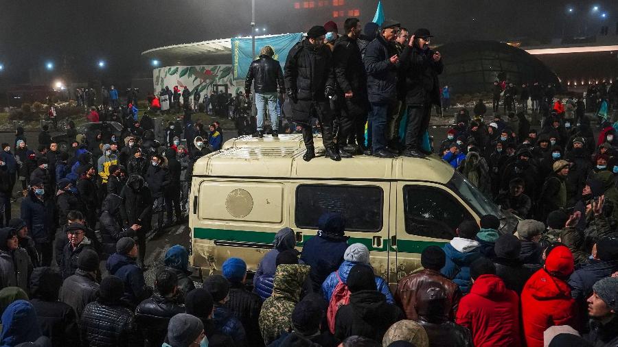 Protesto contra aumento no preço de gás em Almaty, no Cazaquistão; polícia afirmou ter matado "dezenas" de manifestantes - Abduaziz Madyarov/AFP