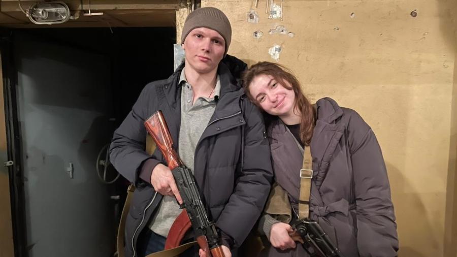 Yaryna Arieva e Sviatoslav Fursin se casaram no dia em que tropas russas invadiram a Ucrânia - Yaryna Arieva/Divulgação