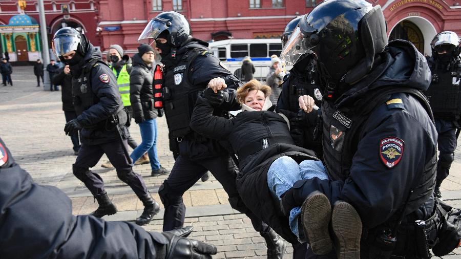 Policiais detêm uma mulher durante um protesto contra a ação militar russa na Ucrânia, na praça Manaezhnaya, no centro de Moscou, em 13 de março de 2022 - AFP