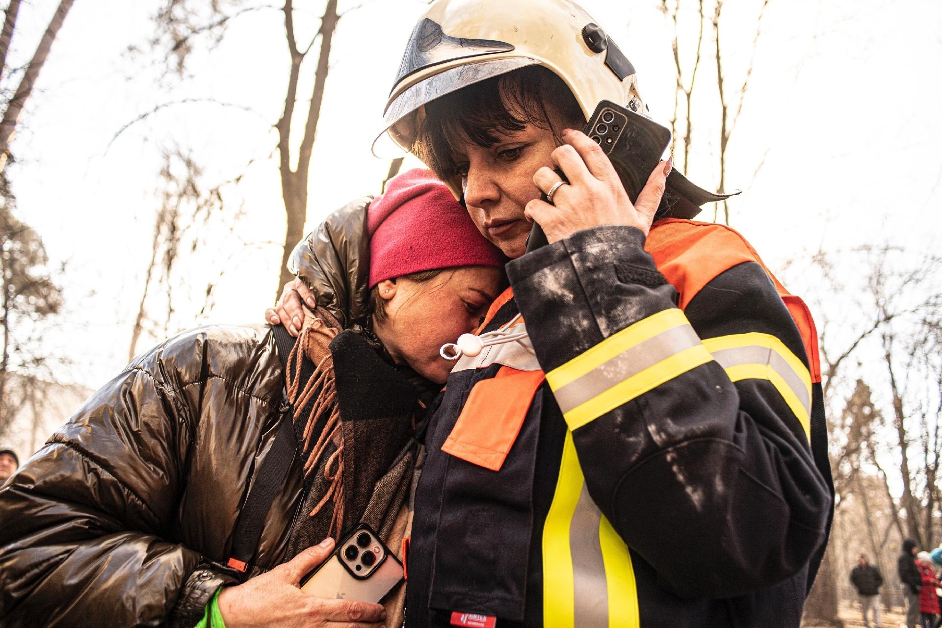 15.mar.2022 - Muitos civis, principalmente idosos e idosas, eram resgatados pelos bombeiros que acessavam as janelas dos apartamentos com os cestos de resgate em seus caminhões. - André Liohn