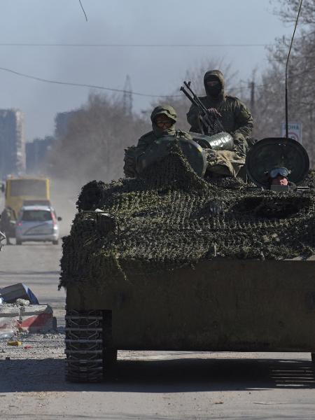 Militares russos dirigem um blindado em Mariupol, no sudeste da Ucrânia - STRINGER/REUTERS