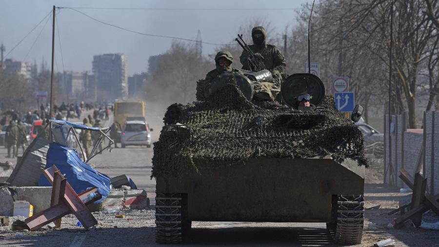 Militares russos dirigem um blindado em Mariupol, no sudeste da Ucrânia - STRINGER/REUTERS