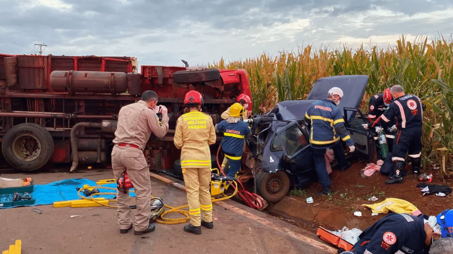 Acidente envolvendo carro e caminhão deixa família ferida no PR - Samu