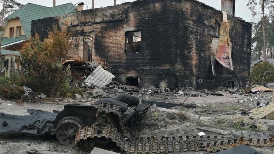 Muitas residências em Irpin foram tomadas pelas forças russas de ocupação e simplesmente destruídas - BBC