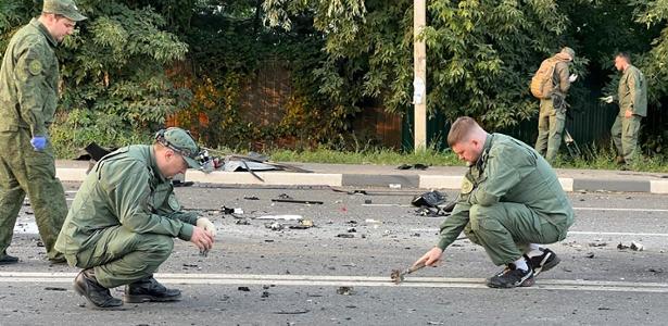 Policiais recolhem fragmentos do carro em que morreu Daria Dugina, filha de guru de Putin