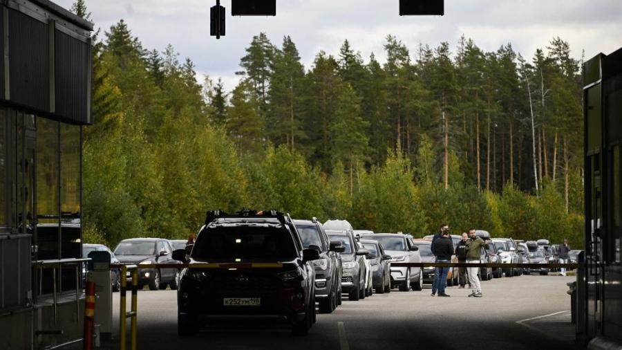 Longa fila de carros aguarda no posto de fronteira entre Rússia e Finlândia - 21.set.2022 - Olivier Morin/AFP