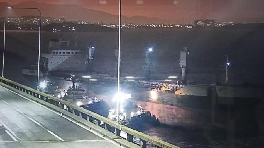 14.nov.2022 - Um navio bateu na ponte Rio-Niterói no início da noite desta segunda-feira (14) - Divulgação/Polícia Rodoviária Federal