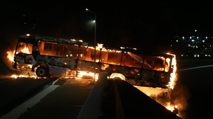 Ônibus incendiado por bolsonaristas em Brasília (DF) - Pedro Ladeira/Folhapress