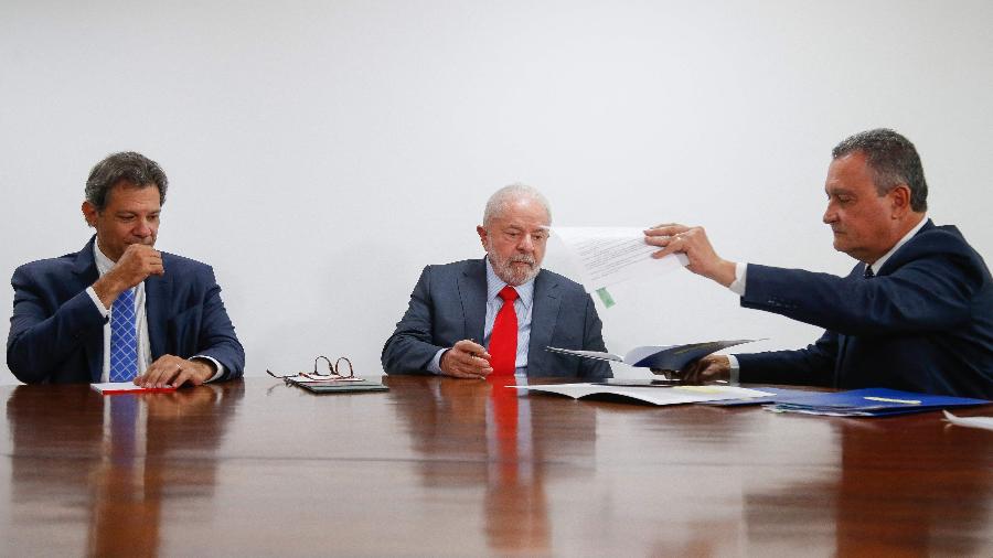12.01.23 - O presidente Lula (PT) em reunião com os ministros Fernando Haddad (Fazenda) e Rui Costa (Casa Civil) no Palácio do Planalto - Sergio Lima / AFP