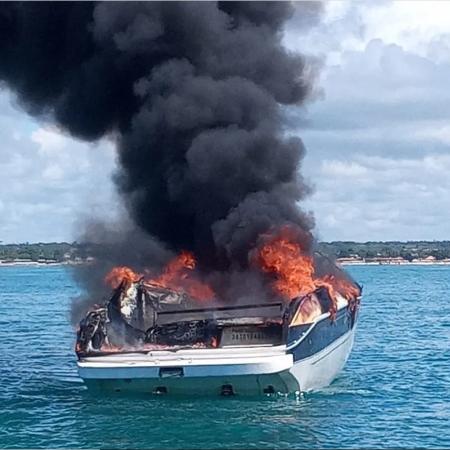 Lancha pegou fogo e naufragou no litoral da Bahia - Divulgação/ SEMAC