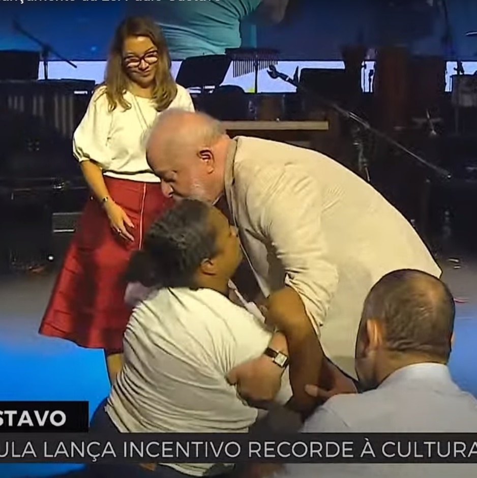 Mulher se ajoelha em palco e emociona Lula Nosso povo tá morrendo imagem