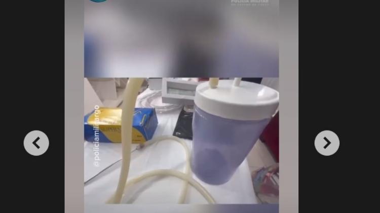 Instrumento médico conectado a copo de plástico em clínica clandestina em Goiânia