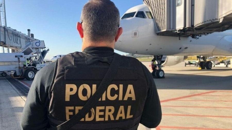 Policial federal em frente a aeronave; quais são as regras para crimes dentro de um avião?