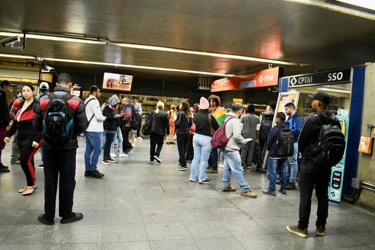Passageiros encontram portões fechados na estação Itaquera durante greve do Metrô e CPTM