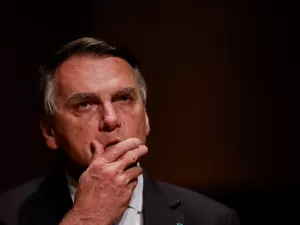 Bolsonaro reage a antibiótico e será transferido para Brasília, diz Eduardo