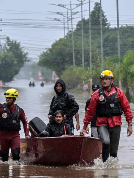 12.mai.2024 - Bombeiros resgatam moradores com barcos em São Leopoldo, Rio Grande do Sul